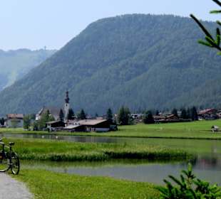 Blick über den See auf St. Ulrich