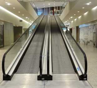 Rolltreppen verbinden die Ebenen