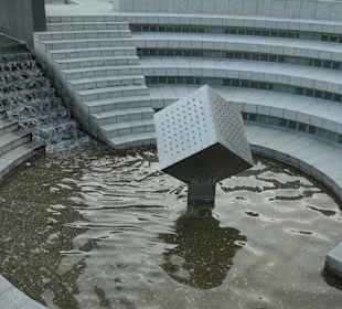 Beim Star-Pit-Brunnen im Kölner Mediapark