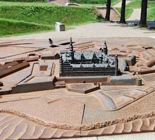 Modell des Schlosses mit Schutzwällen