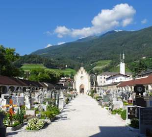 Blick über die Gräber des Stadtfriedhofes Brixen