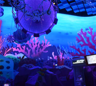 Futuristischer Bereich mit Fahrgeschäften