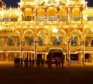 Kapelle spielt bei der feierlichen Beleuchtung