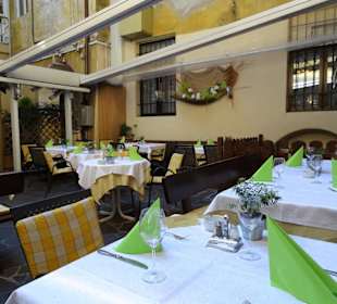 Blick in den Gastgarten des Laubenkellers 
