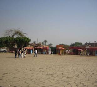 Vor dem Karnak Tempel.