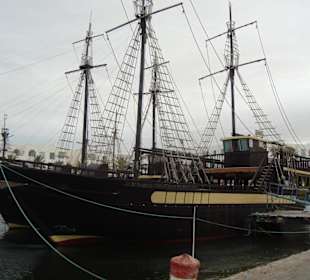 Piratenschiff im Hafen auf Djerba