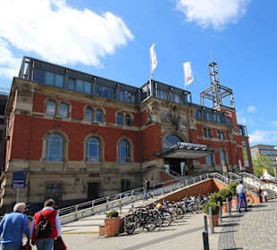 Kiel Hauptbahnhof Vorderansicht mit Kaisertreppem
