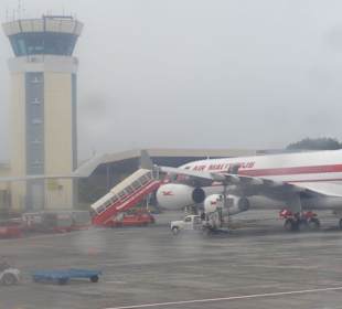 Tower neben Air Mauritius Flieger