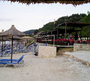 Überdachte Sitzplätze der Beachbar