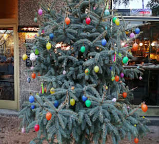Zwiebelfisch mit „Osterbaum“ vor dem Lokal