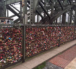 Brücke mit unendlich vielen Schlössern