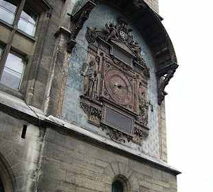 Часы на здании у дворца правосудия