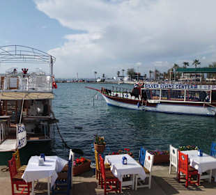 Kurze Verschnaufpause am Hafen in Side
