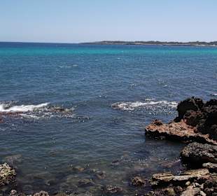 Schöner Wechsel von Sandstrand zu Felsbrandung
