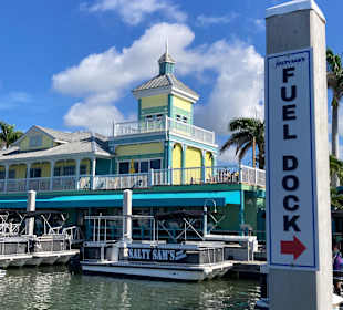 Blick vom Schiff zum Pier