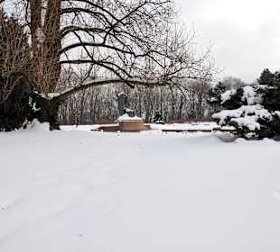 W tle pomnik Chopina