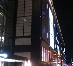 Budynek galerii w nocy