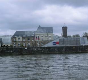 Schokoladenmuseum vom Rhein gesehen
