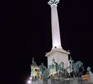 Kolumna Zwycięstwa nocą