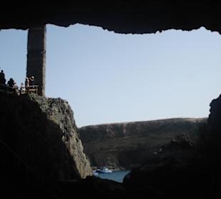 Blick aus der Höhle nach Draussen