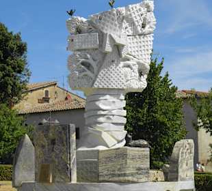 Kunstwerk vor dem Eingang zur Altstadt