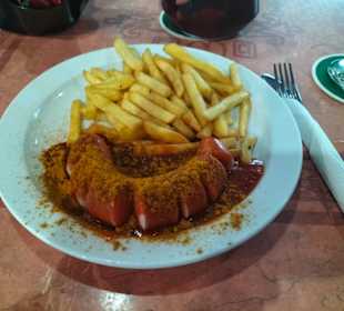 Currywurst mit Pommes