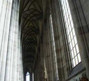 Die Säulen und Decke