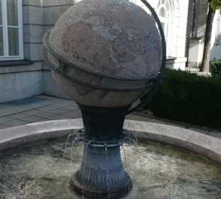 Globusbrunnen Nähe Karolinenplatz