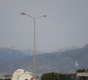 Blick vom Hafen in die Berge