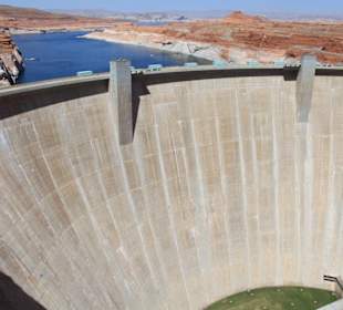 Glen Canyon Staudamm, dahinter Lake Powell