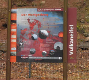 Infotafel vor dem Berg