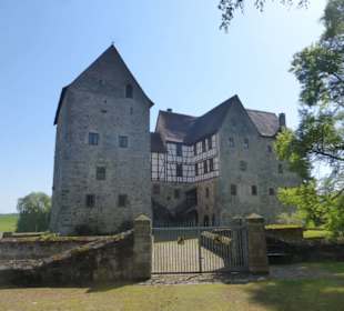 Spaziergang rund um das Wasserschloss Brennhausen