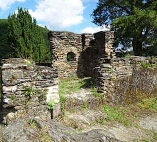 Mauerreste der Burg Esch-sur-Sûre