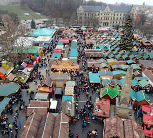 Blick vom Riesenrad über den Weihnachtsmarkt