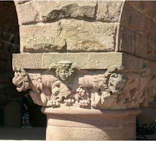 Verzierte Säulen der Anlage