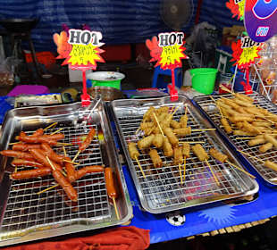 Auf dem Nachtmarkt von Kanchanaburi