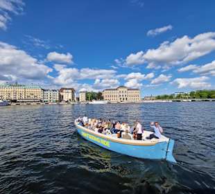 Offenes Sightseeing Boot vor dem Nationalmuseum