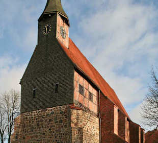 Turm und Eingang der Pfarrkirche