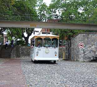Jetzt kommt die Straßenbahn aus der Altstadt