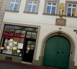 Geschäfte mit Heiligenfiguren