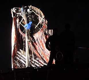 Feuerwehrmann befreit Strommast von Ballon