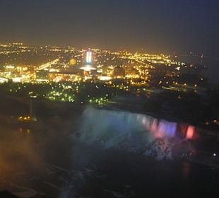 Blick auf die beleuchteten Fälle 