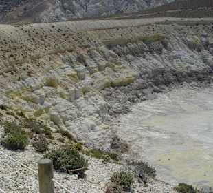 Blick von oben in den Vulkankrater