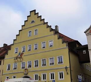 Die Fassade und vielen Fenster