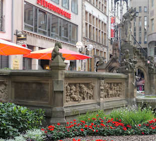Beim Kölner Heinzelmännchen-Brunnen