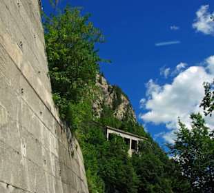 Betonschutz entlang der Strecke