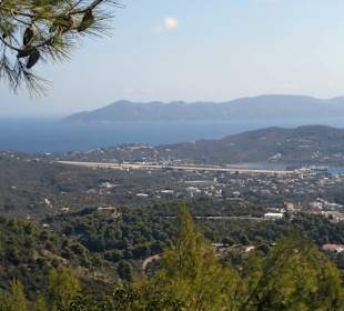 Landebahn in der Bildmitte,Skopelos im Hintergrund