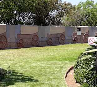 "Wagenburg"- Relief um das Monument