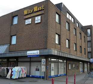Geschäfthaus und Hotel im Zentrum