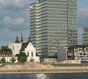 Blick zur Uferpromenade Rheinboulevard Köln Deutz
